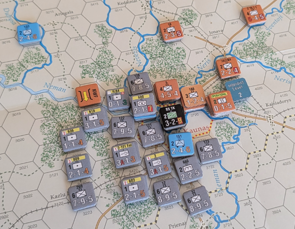 The game map around Kaunas showing many German units opposed by fewer Soviet units.